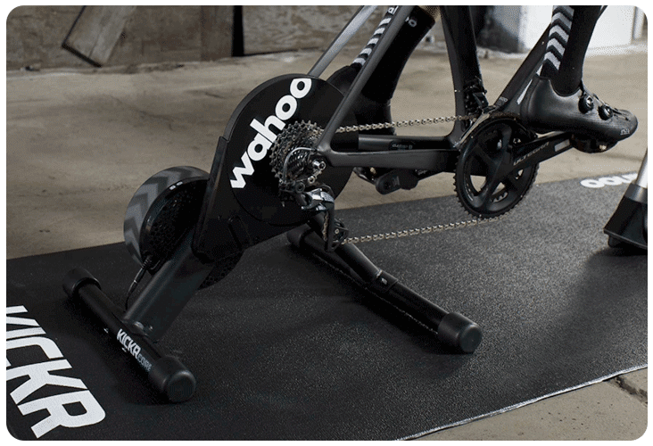 De fiets installeren op wahoo fitness' Kickr Core
