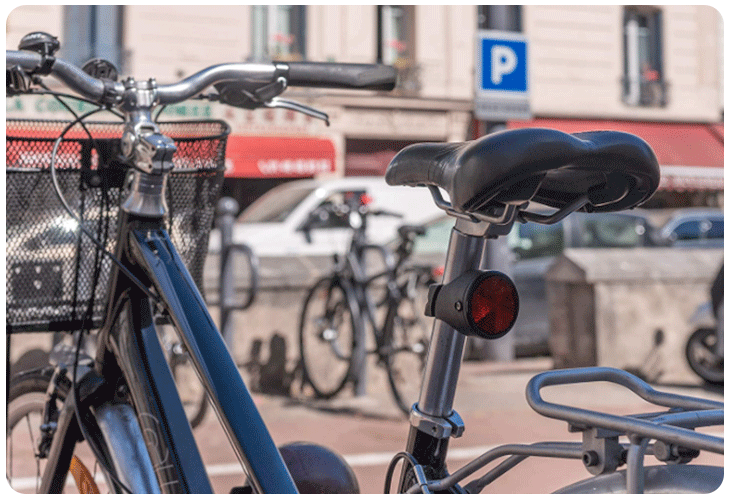 Invoxia Bike Tracker bevestigd aan een fiets
