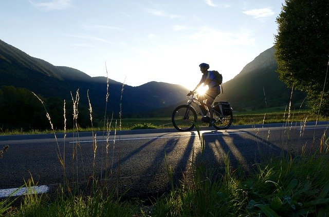 Elektrische mountainbiketocht met zonsondergang