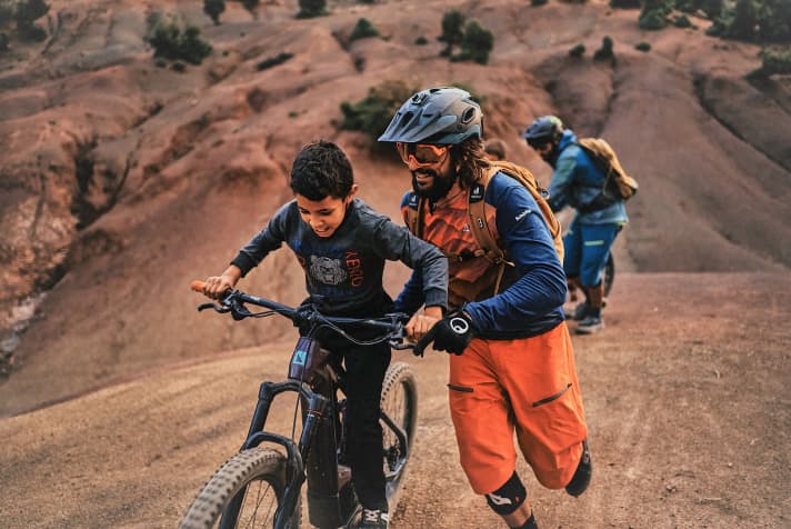 Fietsen in de afgelegen gebieden van het Atlasgebergte in Marokko - dit wordt getoond in de film 