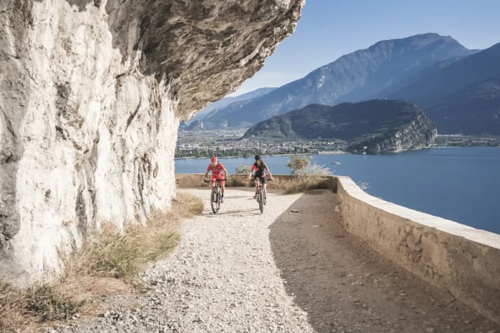 Erg populair, vaak veel te doen, maar ook gewoon fantastisch: De oude Ponale weg leidt van Riva del Garda naar het Ledromeer.
