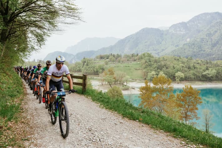 Bij de BIKE Marathon Garda Trentino passeert de kopgroep het turquoise gloeiende Lake Tenno. Dit is ook waar de 7e etappe van de BIKE Transalp naartoe leidt.