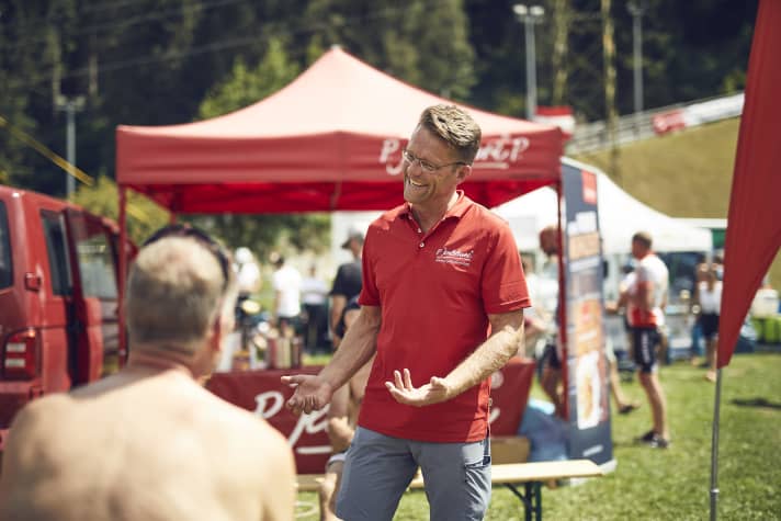 Tips over voeding van de experts: Roland Jentschura neemt altijd graag de tijd om een praatje te maken met de Transalp finishers.