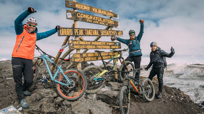 Fietsacrobaten en avonturiers Danny MacAskill, Hans Rey en Gerhard Czerner: Ze willen skiën vanaf de hoogste bergen van Afrika, Mount Kenya en Kilimanjaro.