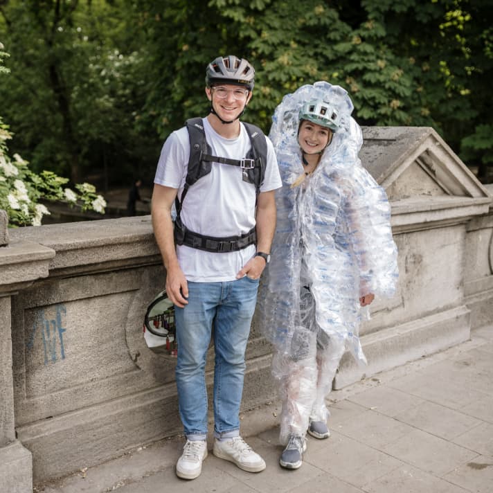 Beiden veilig op de fiets: Wolfgang met een airbag rugzak van Evoc en Sarah met veel luchtkussen.