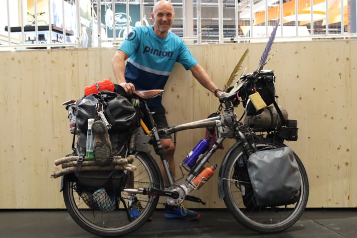 Zo zien echte avonturiers eruit: Hartmut Köbler noemt deze fiets al 15 jaar zijn thuis.