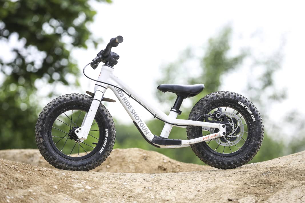 De Dirt Hero kan worden uitgerust met 12 inch of 14 inch wielen. Met de achterrem kost hij 439 euro.