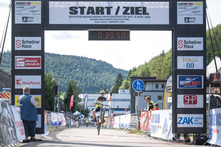 Na een moeizame start wist Elias Hückmann in Albstadt de eerste plaats veilig te stellen.