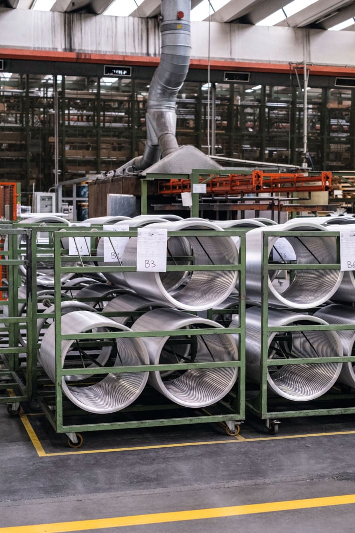 Blanks gebogen uit geëxtrudeerde aluminium profielen wachten om te worden veredeld in Campagnolo wielen