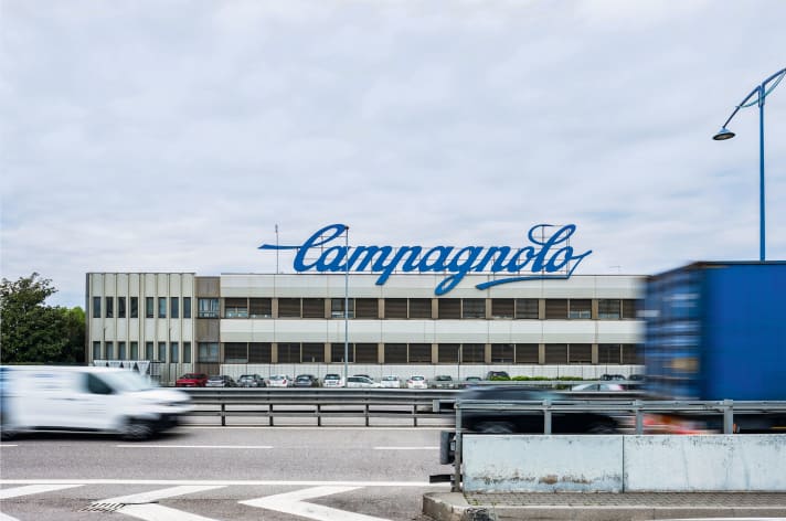 Op het industrieterrein van Vicenza is het 36 meter lange Campagnolo-belettering moeilijk te missen. De snelweg scheidt het hoofdkantoor van de dochteronderneming Fulcrum