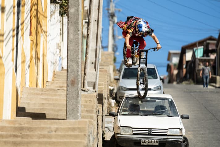 Valparaíso in Chili staat bekend om zijn steile straatjes. Perfect voor de stunts van Fabio Wibmer. Hier gebruikt Fabio de voorruit van een oude Peugeot als landingsplaats. Zeker met toestemming van de eigenaar.