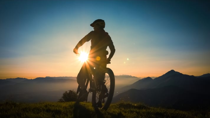 Als je je fietstochten verplaatst naar de avonduren, bescherm je je organisme en word je in het beste geval beloond met een zonsondergang.