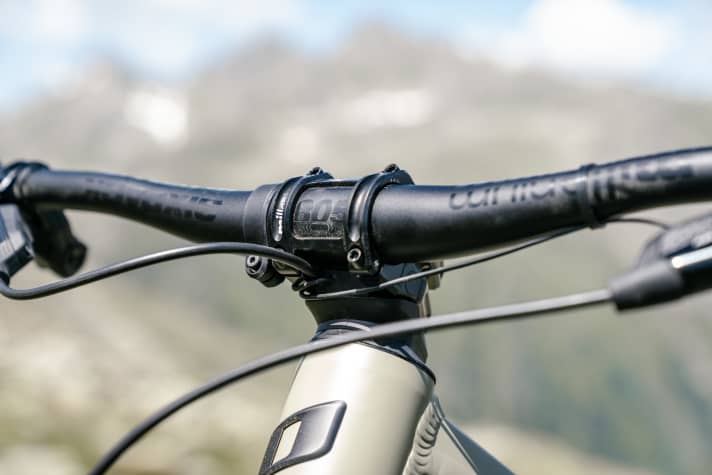 De kabelgeleiding door de headset is bijzonder elegant dankzij de eigen afstandhouders. Dit is wat de Ekano erft van de <a href="https://www.bike-magazin.de/mountainbike/enduro/propain-tyee-2023-das-neue-enduro-bike-im-test/" doel="_blut" rel="noopener noreferrer">nieuwe Propain Enduro Tyee</a>.