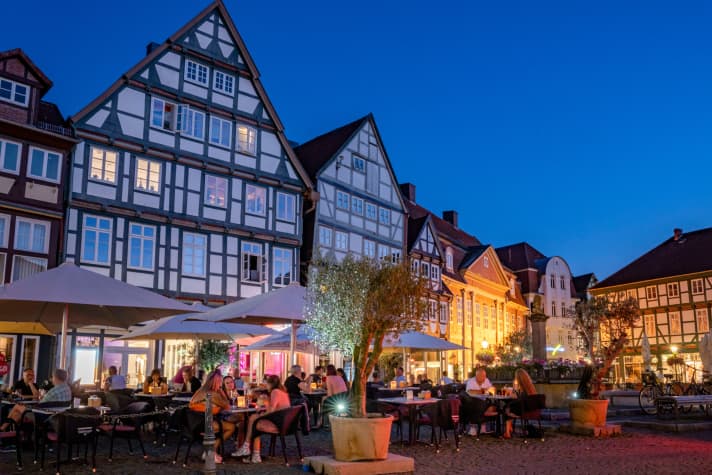 Vakwerkhuizen en gastronomie kenmerken de Foto van de woonstad Celle.