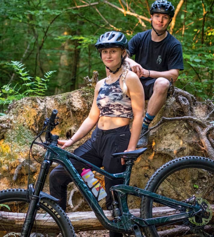 Katharina Brenner rijdt het liefst met haar Scott Ransom met 170 millimeter veerweg in het bikepark. Als het op de installatie aankomt, vertrouwt ze op haar vriend Elias. Als ex-racer en fietsenwinkelmedewerker is hij diep ondergedompeld in de materie.