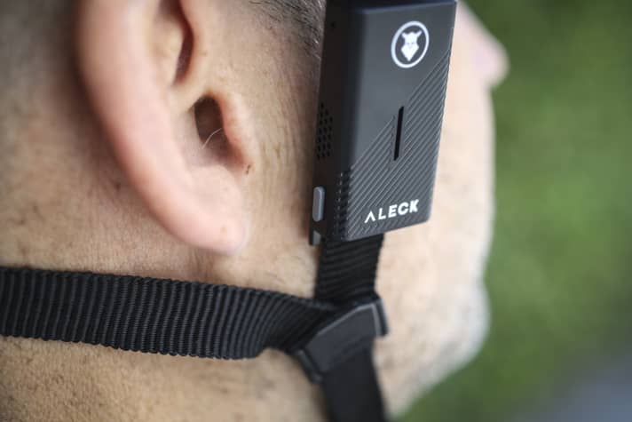 Intercoms met near-ear technologie, zoals de Aleck Punks hier, laten je oren vrij voor de geluiden van naderende auto's, zoemende achternaven en het getjilp van vogels.