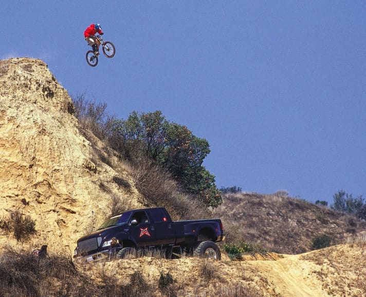 Wade Simmons springt en landt in 2002 op de Moreno Gap in Californië. De topstunt in NWD 3.