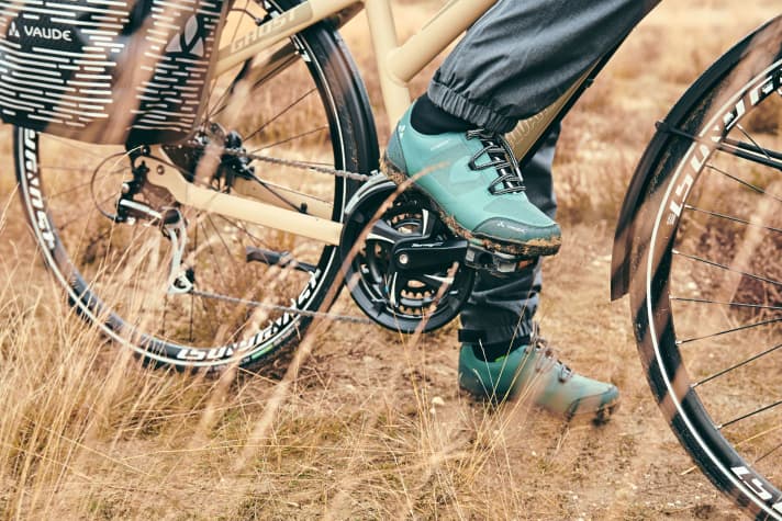 Delicaat onderwerp van schoenen: Pure fietsschoenen zijn vaak te stijf voor een wandeling door de stad en dergelijke plus de extra kosten - straatschoenen met stevige zolen werken ook voor korte tot middellange ritten.