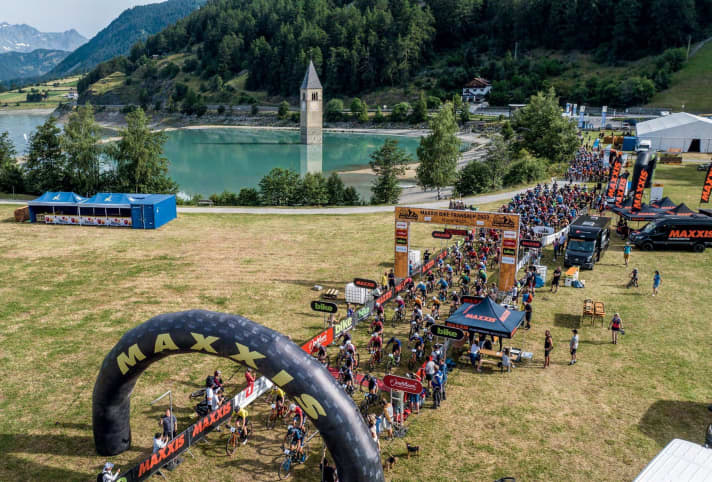 600 motorrijders nemen deel aan het jubileumevenement van Nauders naar Riva. Hier beginnen ze aan de tweede etappe bij Lake Resia.