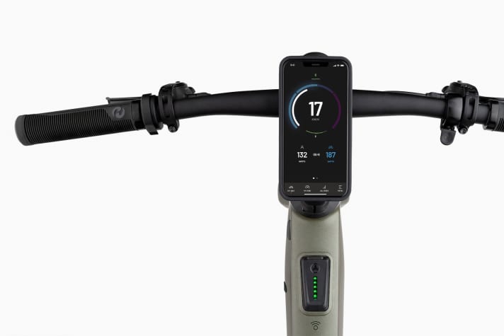 Een discreet display op de bovenbuis is standaard op de lichte e-bike en veel testmodellen bieden ook een smartphonehouder en geïntegreerde oplaadopties.