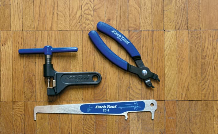 Handig gereedschap voor kettingslijtage: Park Tool slijtagemeter CC-4 (onder), Parktool kettingklinknagel ct-3.3 (links) en Parktool MLP-1.2 tang (rechts).
