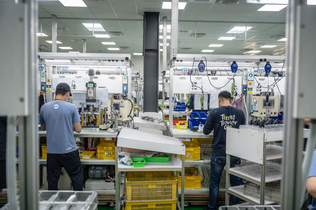 Hoewel veel werkstappen bij Tektro automatisch door robots worden uitgevoerd, is de assemblage stevig in handen van de mensen in de fabriek.