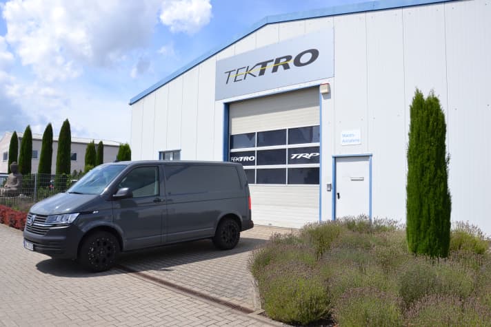 Het hoofdkantoor van Tektro voor heel Europa bevindt zich - enigszins onopvallend - in Haßloch. Hier halen we de TRP EVO-groep op om te testen.