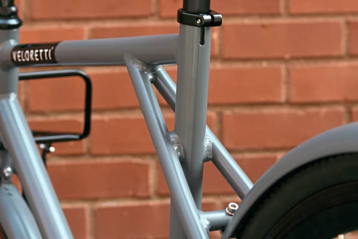 Eenvoudig en opvallend: het gekruiste frame is bekend van oude GT-fietsen - het is een blikvanger, zelfs zonder technische noodzaak.