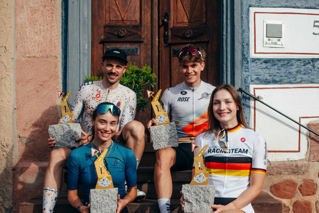 De vier winnaars (van links naar rechts): Florenz Knauer (Gravel & Roadbike M), Luis Neff (Mountainbike M), Pia Kummer (Gravel & Roadbike W) en Marion Fromberger (Mountainbike W)