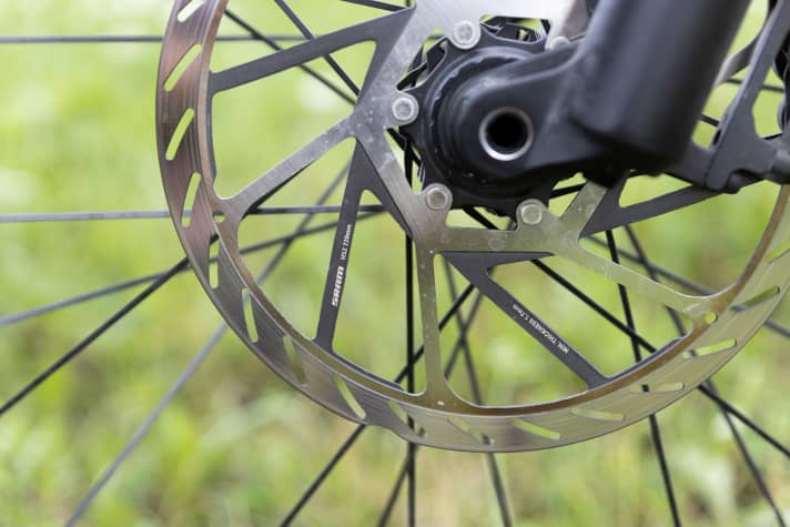 We zouden het graag op elke fiets hebben: Sram's dikkere HS2-schijf met maar liefst 220 millimeter diameter op het voorwiel is zeer hittebestendig en biedt voldoende remkracht, zelfs in combinatie met de G2-rem.