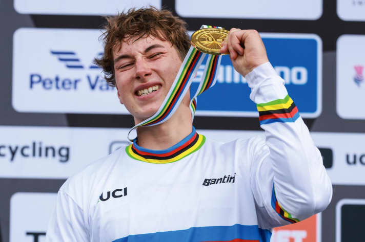 Sensatie! De 18-jarige Duitser Henri Kiefer wint goud bij de junioren.