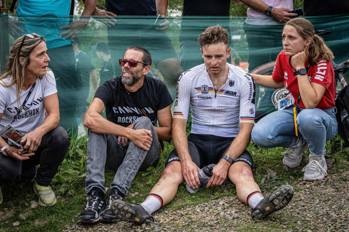 Grote teleurstelling: Luca na de valpartij in het shorttrack met teambazen Claudia Baudry en Sébastian François en fysiotherapeut Lisa Wagner (vanaf links).
