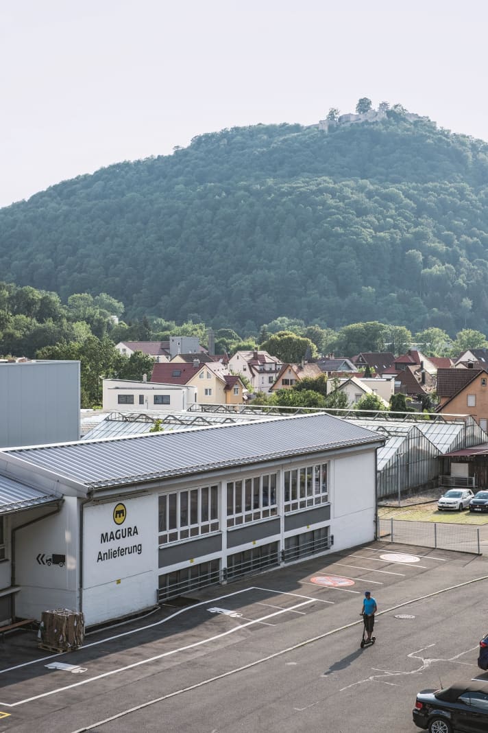 Het is niet zo idyllisch als op het hoofdkantoor van Magura in de Zwabische stad Bad Urach. Magura is een wereldwijd bedrijf dat remmen deels in Duitsland, maar ook deels in Azië produceert.