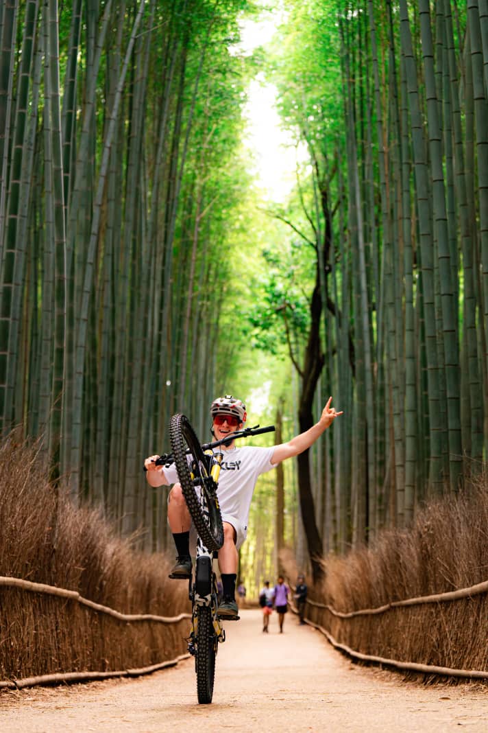 One Handed Wheelie in het bamboebos.