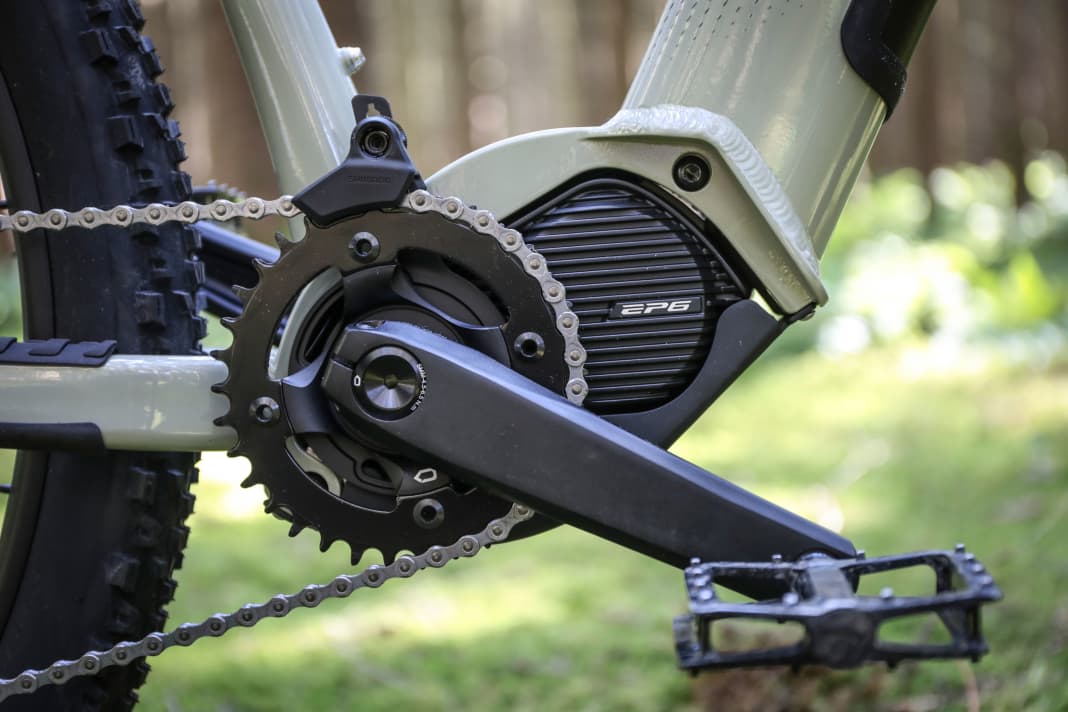 Shimano's betaalbare EP6-motor levert een volledige 85 Newtonmeter, waardoor het een goede keuze is voor betaalbare fietsen. Er is ook lof voor het 34-kettingblad: de versnellingen zijn zelfs op de berg niet te dik.