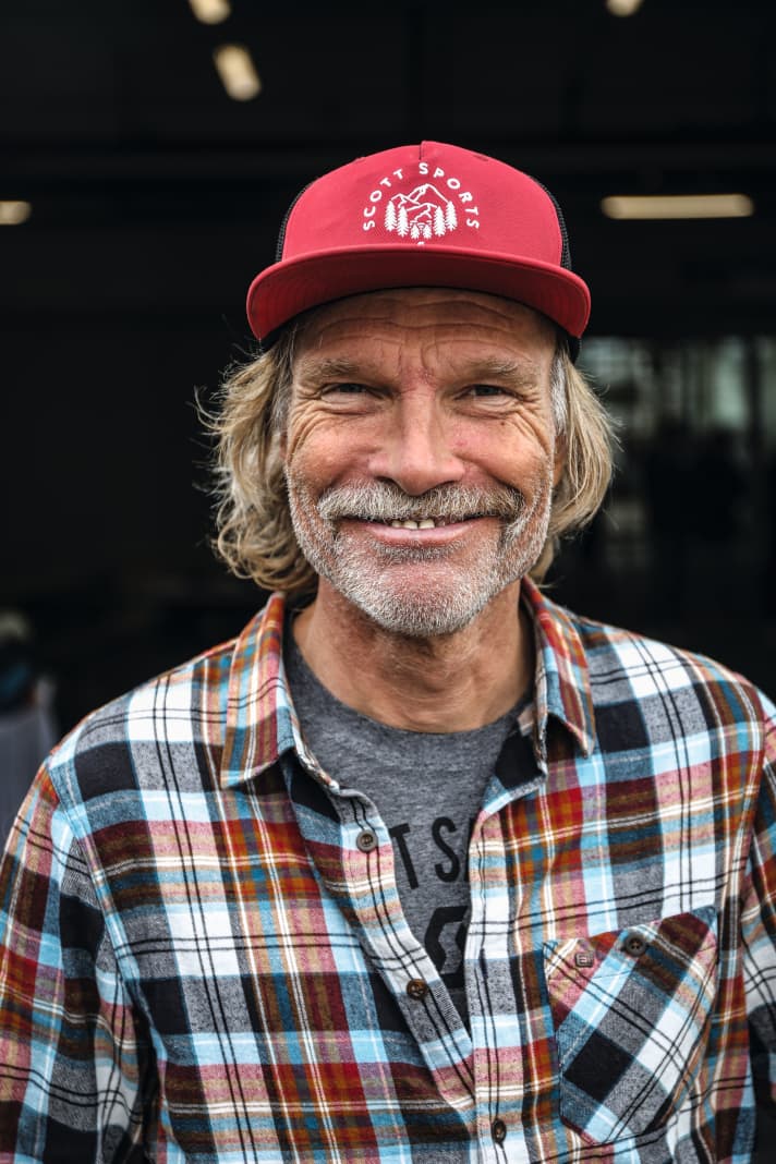Holger Meyer wordt beschouwd als een veteraan van de fietsindustrie en begon zijn carrière ooit bij de legendarische Downhill World Cup in Kaprun. Tegenwoordig biedt het Samen met zijn vrouw Karen Eller organiseert hij kampen en evenementen in het hele Alpengebied en daarbuiten. Info: dierasenmaeher.de