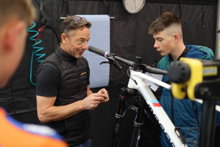 Normaal gesproken sleutelt Uwe Kampe aan de motoren van de WK-profs. Op het Ghost BIKE Cross Country Youth Camp zorgt hij voor de fietsen van de deelnemers.