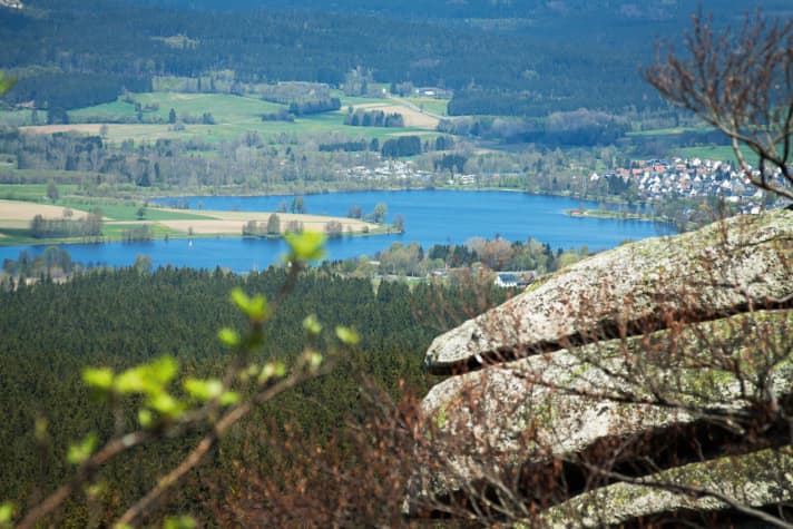 Het zwaarbevochten uitzicht van de Rudolfstein naar de Weißenstädter See, daarna gaat het verder over gemakkelijke paden langs imposante rotstorens.