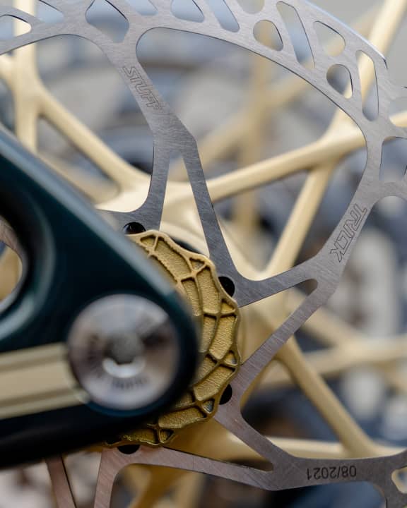 Dennengroen met gouden details - de borgring is van de 3D-printer van Sturdy Cycles.
