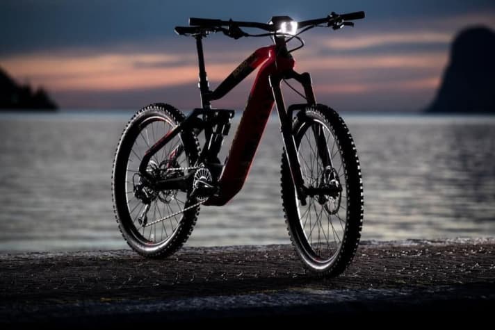 De e-bike is uitgerust met een vast geïnstalleerd voorlicht, dat betrouwbaar wordt gevoed met stroom uit de huidaccu.