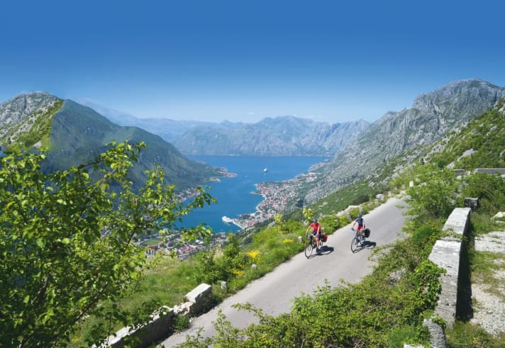 De baai van Kotor is het landschappelijke hoogtepunt van een avontuurlijke fietstocht.