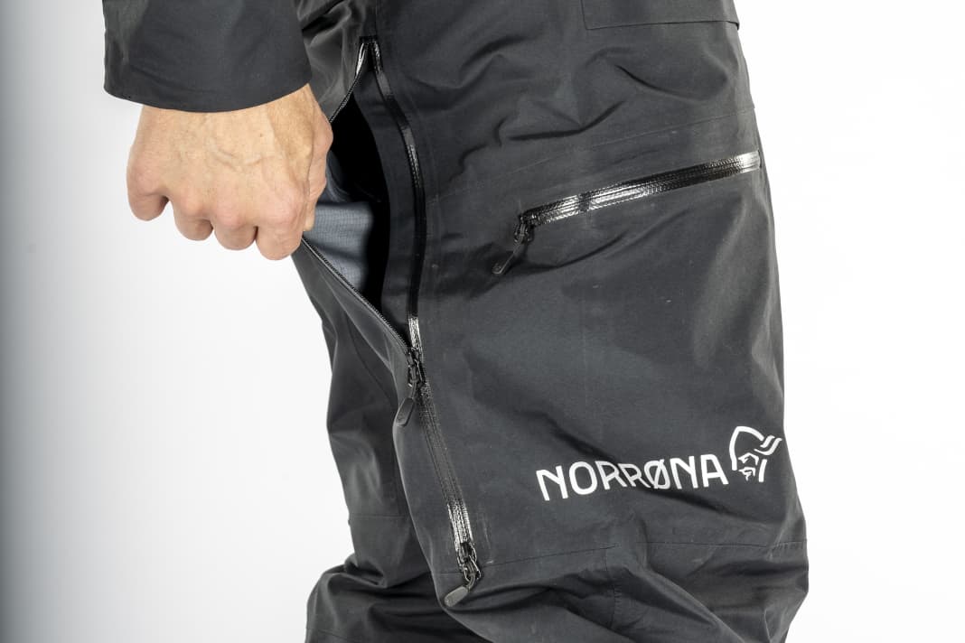 De Norrøna fjørå fietsregenbroek is ook gemakkelijk te ventileren met ritsen aan de achterkant van het bovenbeen.