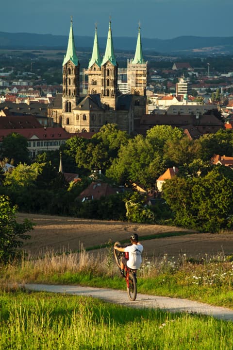 Van een wheelie naar de biecht of een biertje na het werk: het kan allebei in Bamberg. De kathedraal en brouwerijen bevinden zich in de directe omgeving.