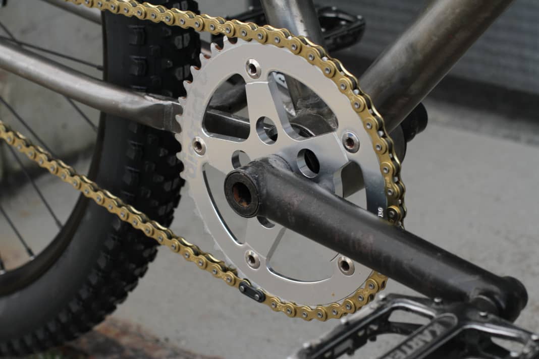 Geen juweeltje: de absoluut bereden BMX-crank. Mooie look: het District 8 kettingblad met gouden YBN ketting.