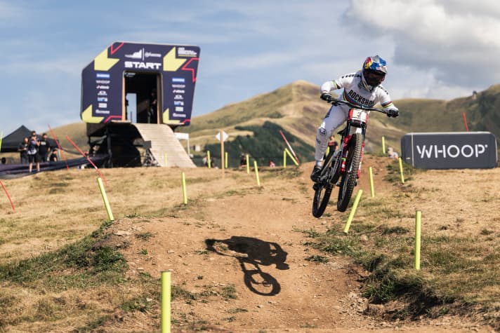 Valentina Höll tijdens de UCI DH World Cup in Loudenvielle