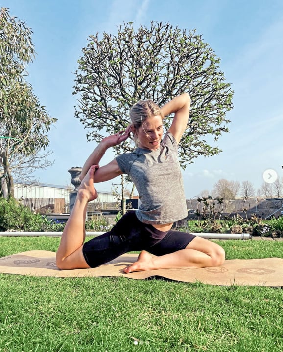 Voor wielrenster Demi Vollering maakt yoga deel uit van de dagelijkse training.