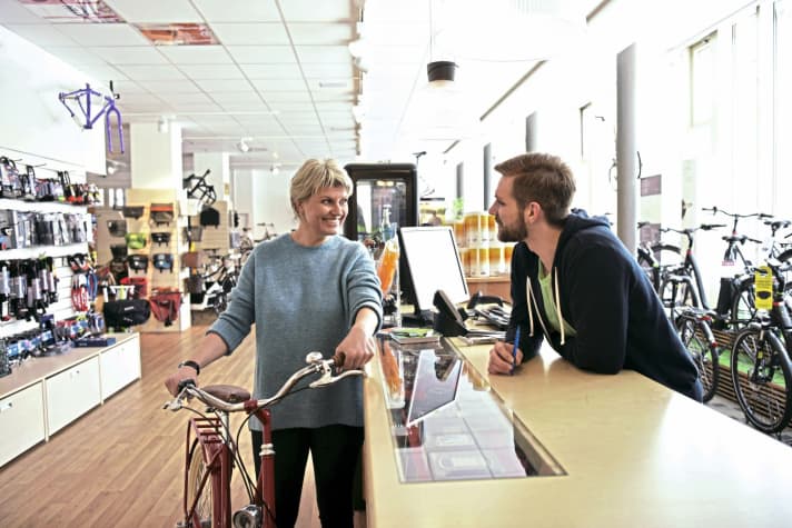 Advies van de dealer is een goed argument om bij de aankoop van een fiets naar een filiaal te gaan.
