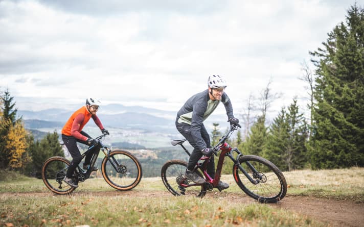 In de categorie Trail/All Mountain vind je lichte fietsen met een breed scala aan toepassingen - zoals de KTM Macina Scarp SX Prime en de Fantic DC 1.4 Rampage Race.