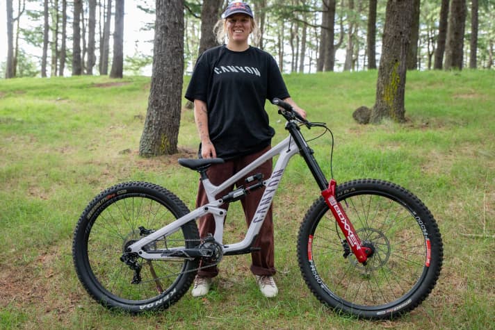 Er zijn niet veel vrouwen die op de startlijst staan bij evenementen als Hardline of Darkfest. Harriet Burbidge-Smith is een van hen. In de toekomst zal hun nieuwe sponsor Canyon hen voorzien van de juiste fietsen.