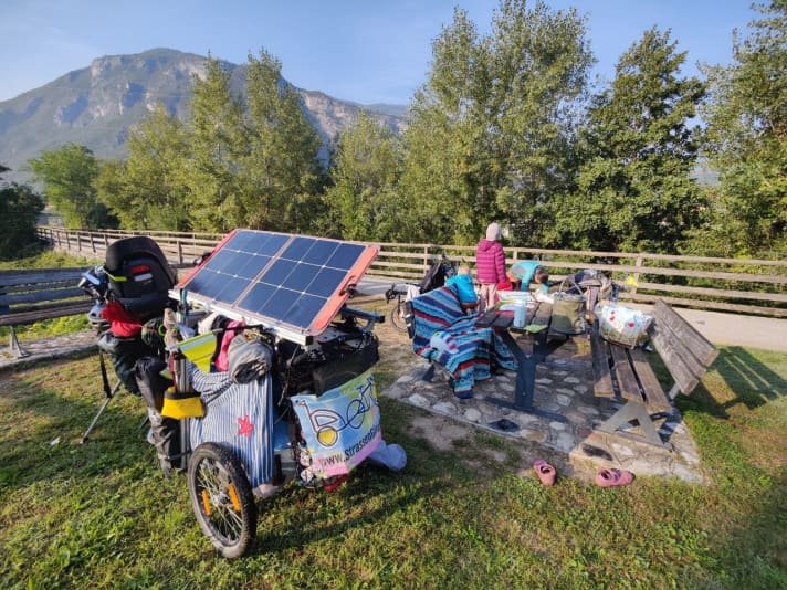Het zonnepaneel op de kinderaanhanger levert stroom aan de accu's van de e-bike en andere elektronische apparaten.